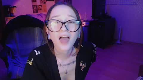 Snapshot of ellie_vibe chatting on 12.13.24 Eleonora online show from 12.13.24