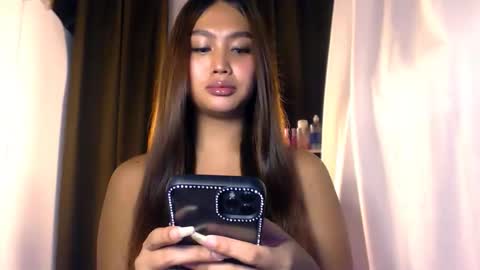 Snapshot of elliecummers chatting on 05.17.26 ellie online show from 05.17.26