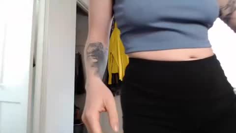 Snapshot of ellierowyn chatting on 04.23.26 Ellie Rowyn online show from 04.23.26
