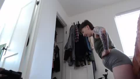 Snapshot of ellierowyn chatting on 05.13.26 Ellie Rowyn online show from 05.13.26