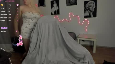Snapshot of elly_blondy chatting on 04.22.26 Elly online show from 04.22.26