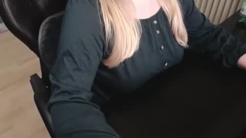 Elly online show from 10.18.25