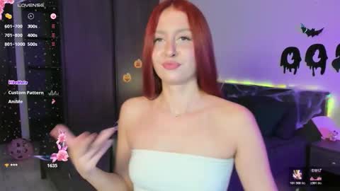 Snapshot of ellypeach chatting on 10.22.25 EllyPeach online show from 10.22.25