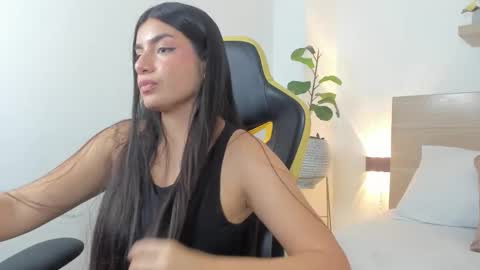 Snapshot of elody_grundy chatting on 10.28.25 E L O D Y online show from 10.28.25