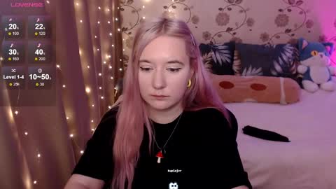 Snapshot of elovinora chatting on 12.13.24 Ela give me a thumbs up if you like it and this is important for the development of the account online show from 12.13.24