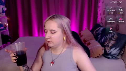 Snapshot of elovinora chatting on 12.17.24 Ela give me a thumbs up if you like it and this is important for the development of the account online show from 12.17.24