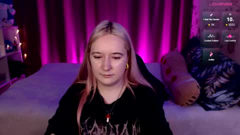 Snapshot of elovinora chatting on 12.19.24 Ela give me a thumbs up if you like it and this is important for the development of the account online show from 12.19.24