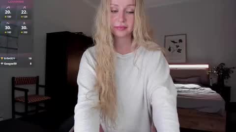 Snapshot of em_emilie chatting on 09.13.25 Emilie online show from 09.13.25