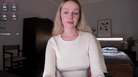 Snapshot of em_emilie chatting on 10.02.25 Emilie online show from 10.02.25