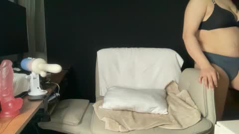 Snapshot of ema_lov3 chatting on 02.10.26 Ema Love online show from 02.10.26