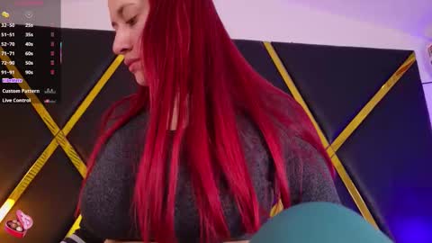 Snapshot of emaacastro chatting on 11.11.25 Emma online show from 11.11.25