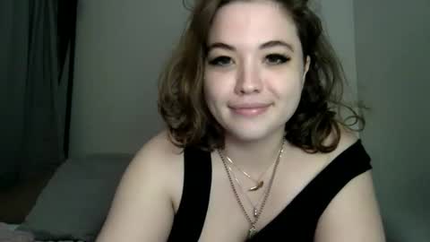 Snapshot of emberlo_ol chatting on 01.01.25 Ember online show from 01.01.25