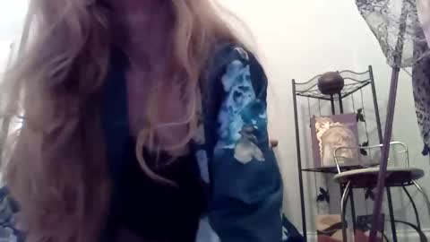 Snapshot of embershines chatting on 03.04.25 Embershines online show from 03.04.25