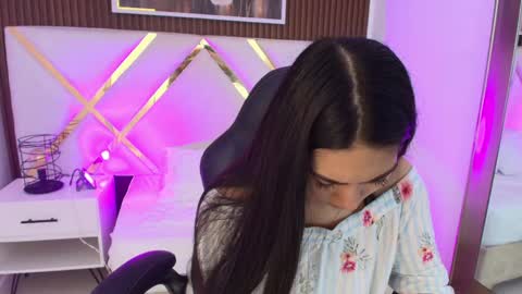 Snapshot of emelie_ch_ chatting on 05.27.26 Emily online show from 05.27.26