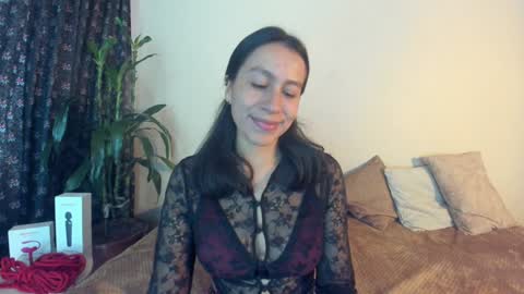 Emilia Gomez online show from 02.05.25