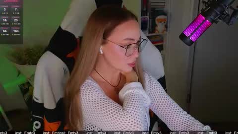 Snapshot of emili1_bc chatting on 11.23.25 Emili online show from 11.23.25