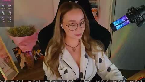 Snapshot of emili1_bc chatting on 12.01.25 Emili online show from 12.01.25