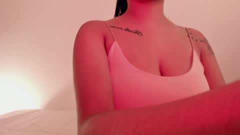 Snapshot of emilia_ghendle chatting on 12.15.24 Emilia Big Boobs online show from 12.15.24