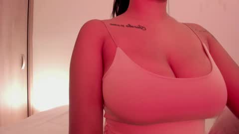 Snapshot of emilia_ghendle chatting on 12.15.24 Emilia Big Boobs online show from 12.15.24