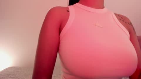 Snapshot of emilia_ghendle chatting on 01.03.25 Emilia Big Boobs online show from 01.03.25