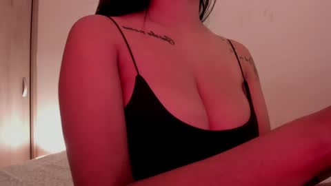 Snapshot of emilia_ghendle chatting on 01.21.25 Emilia Big Boobs online show from 01.21.25