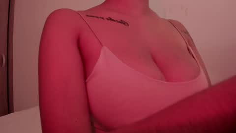 Snapshot of emilia_ghendle chatting on 01.23.25 Emilia Big Boobs online show from 01.23.25