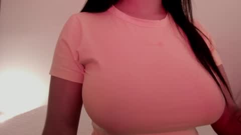 Snapshot of emilia_ghendle chatting on 02.02.25 Emilia Big Boobs online show from 02.02.25