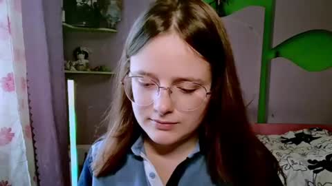 Snapshot of emilialoures7 chatting on 07.25.26 Kira online show from 07.25.26