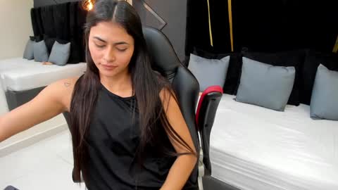 Snapshot of emiliee_xx chatting on 12.10.24 Emillie online show from 12.10.24