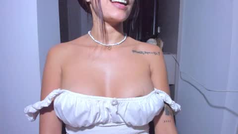 Snapshot of emillyhils1 chatting on 05.14.26 emilly online show from 05.14.26