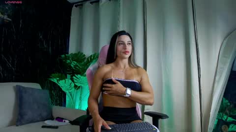 Snapshot of emily_foxx01 chatting on 05.07.26 Emily foxx01 online show from 05.07.26