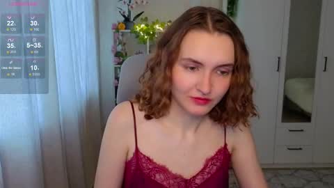 Snapshot of emily_lune chatting on 05.10.26 Emily online show from 05.10.26
