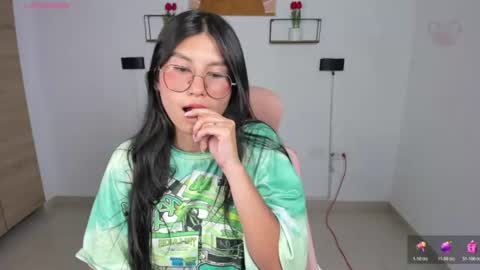 Snapshot of emily_villamil_ chatting on 07.25.26 Emi online show from 07.25.26
