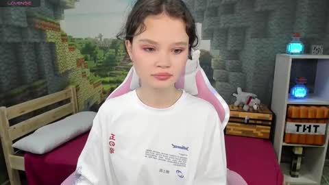 Snapshot of emilychaves chatting on 09.22.25 Emilyhaves online show from 09.22.25