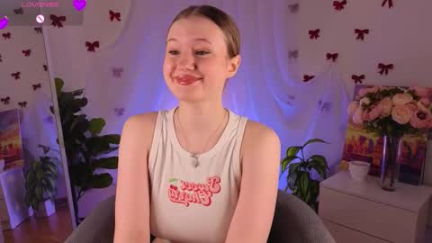 Snapshot of emilyhewell chatting on 02.26.26 Emi online show from 02.26.26