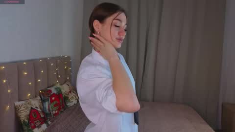 Snapshot of emilyhewell chatting on 04.19.26 Emi online show from 04.19.26