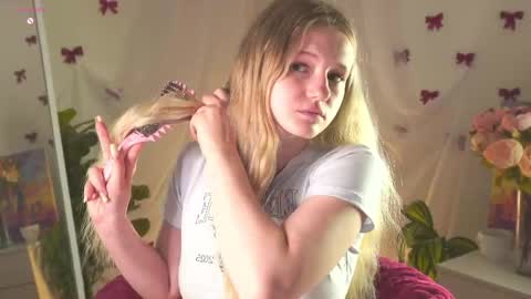 Snapshot of emilyhewell chatting on 05.08.26 Emi online show from 05.08.26