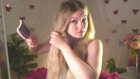 Snapshot of emilyhewell chatting on 05.11.26 Emi online show from 05.11.26