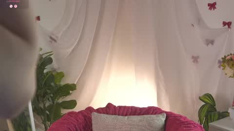 Snapshot of emilyhewell chatting on 05.24.26 Emi online show from 05.24.26
