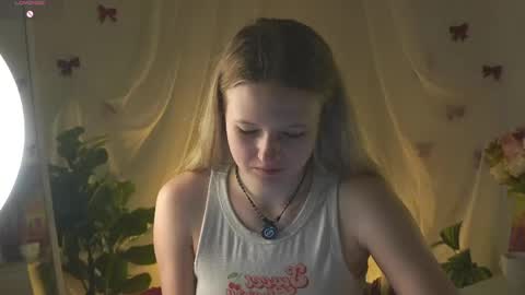 Snapshot of emilyhewell chatting on 05.29.26 Emi online show from 05.29.26