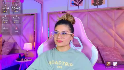 Snapshot of emilyjonesss_ chatting on 05.14.26 Emilyjonnes online show from 05.14.26