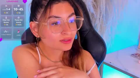 Snapshot of emilyjonesss_ chatting on 06.05.26 Emilyjonnes online show from 06.05.26