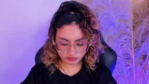 Snapshot of emilyjonesss_ chatting on 06.11.26 Emilyjonnes online show from 06.11.26