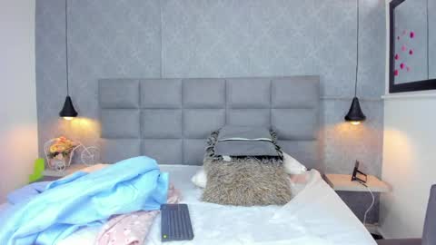 emilyy_r online show from 04.08.26