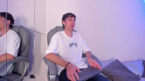 Snapshot of emir_ozan chatting on 11.21.25 emir_ozan online show from 11.21.25