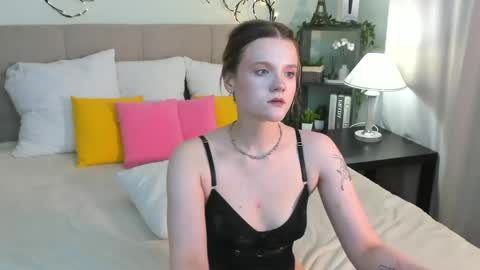 Snapshot of emma__peach chatting on 04.25.26 emma__peach online show from 04.25.26
