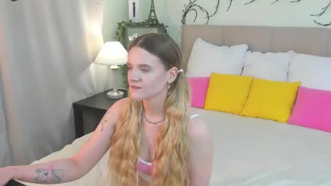 Snapshot of emma__peach chatting on 05.16.26 emma__peach online show from 05.16.26