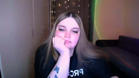Snapshot of emma_dorn chatting on 05.19.26 Eva online show from 05.19.26