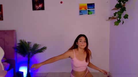 Snapshot of emma_hg1 chatting on 12.11.24 the girl of your dreams online show from 12.11.24