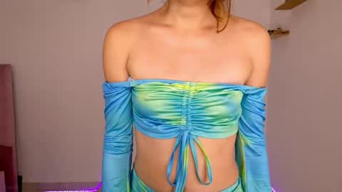 Snapshot of emma_hg1 chatting on 02.21.25 the girl of your dreams online show from 02.21.25